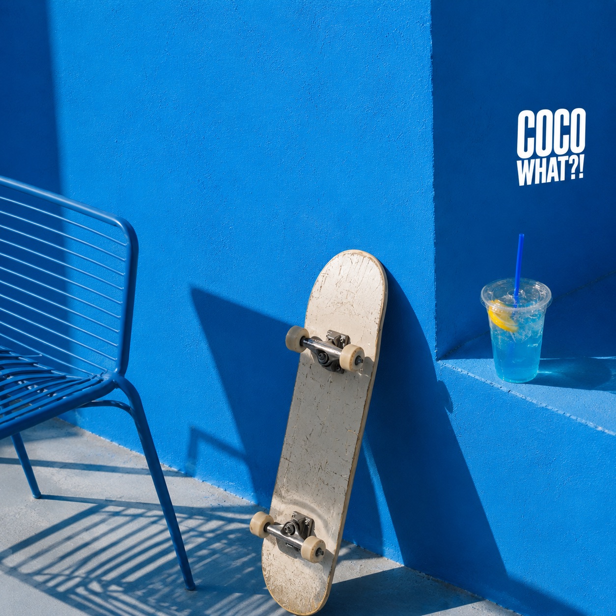 COCO WHAT על קיר כחול